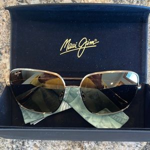 Like new never worn Maui Jim sunglasses large women’s